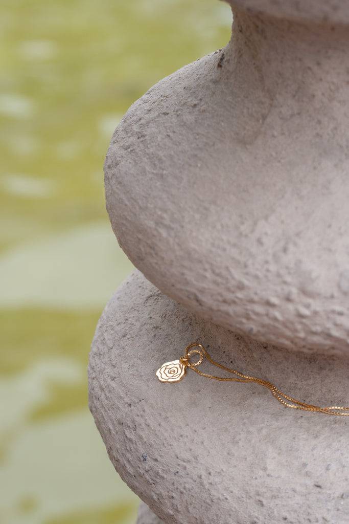 JUKSEREI ROSE NECKLACE Vierteljährliche Förderung