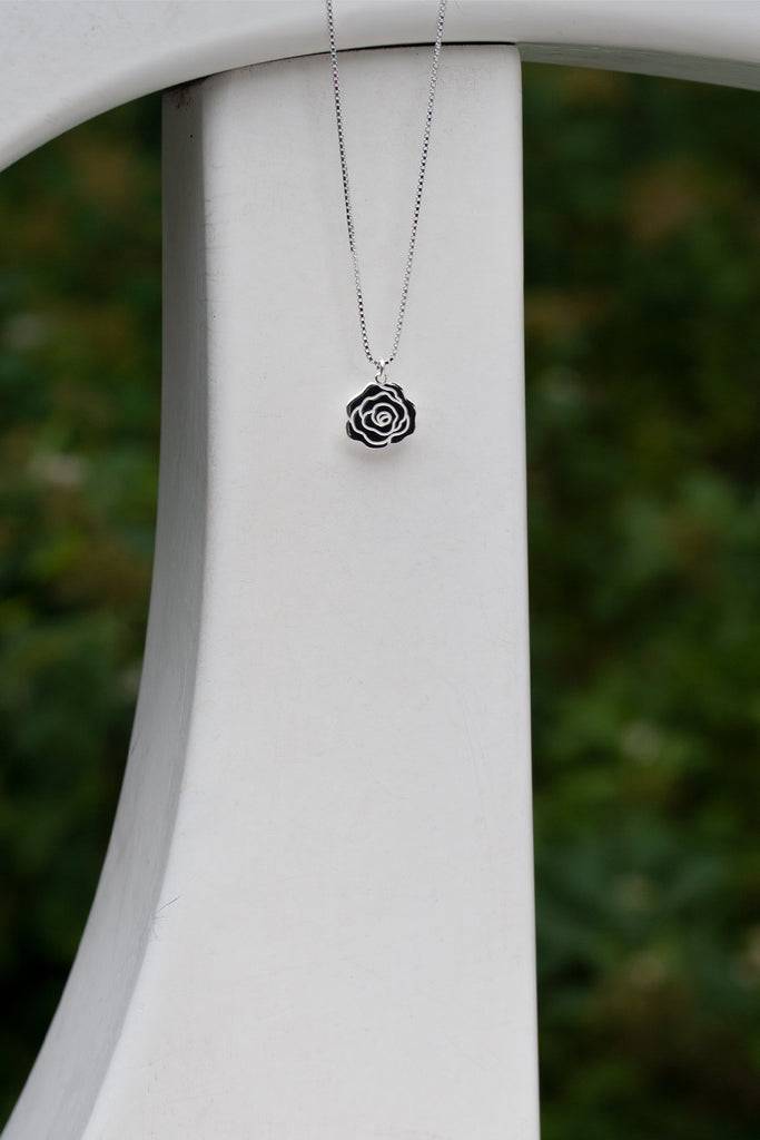 JUKSEREI ROSE NECKLACE Vierteljährliche Förderung