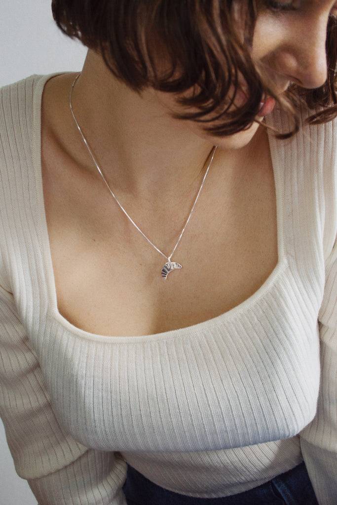 JUKSEREI CROISSANT NECKLACE Kostenlose Rückgabe