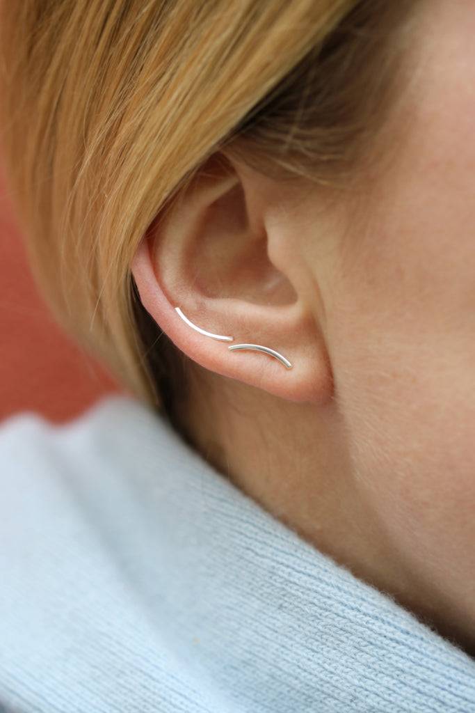 JUKSEREI CURVED EAR STUDS im Angebot