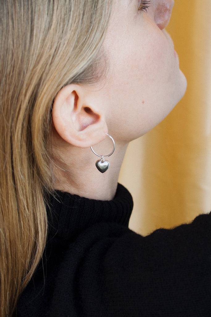 JUKSEREI AMORE CHARM EARRINGS Große Rabatte