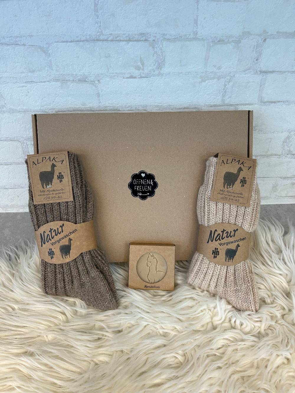 KB Socken Geschenkbox direkt zum Verschenken - Alpaka Socken und Alpaka Seife Nur für heute