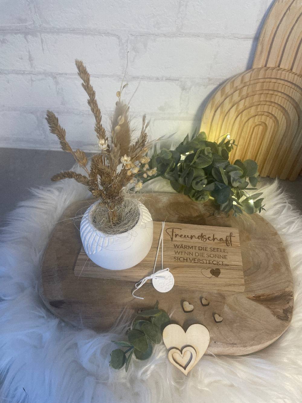 KB Socken Vase mit Trockenblumen auf Holztablett mit Gravur, Geschenk Frau, Geburtstag, Mitbringsel, Geschenke aus Holz im Angebot