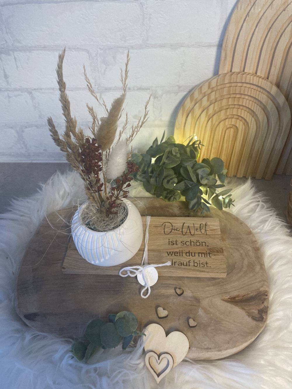 KB Socken Vase mit Trockenblumen auf Holztablett mit Gravur, Geschenk Frau, Geburtstag, Mitbringsel, Geschenke aus Holz im Angebot