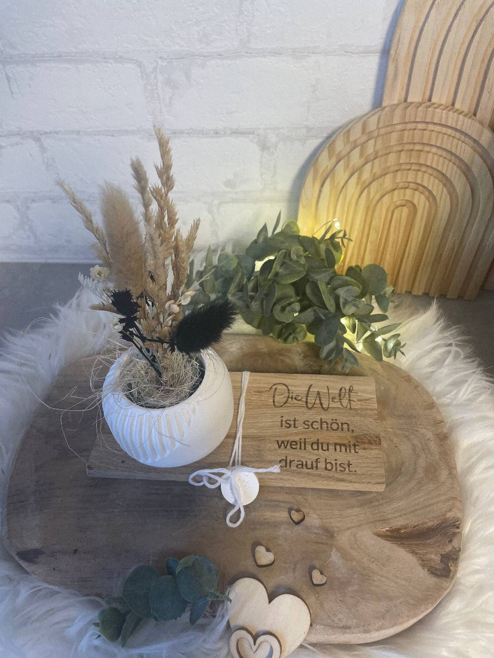 KB Socken Vase mit Trockenblumen auf Holztablett mit Gravur, Geschenk Frau, Geburtstag, Mitbringsel, Geschenke aus Holz im Angebot