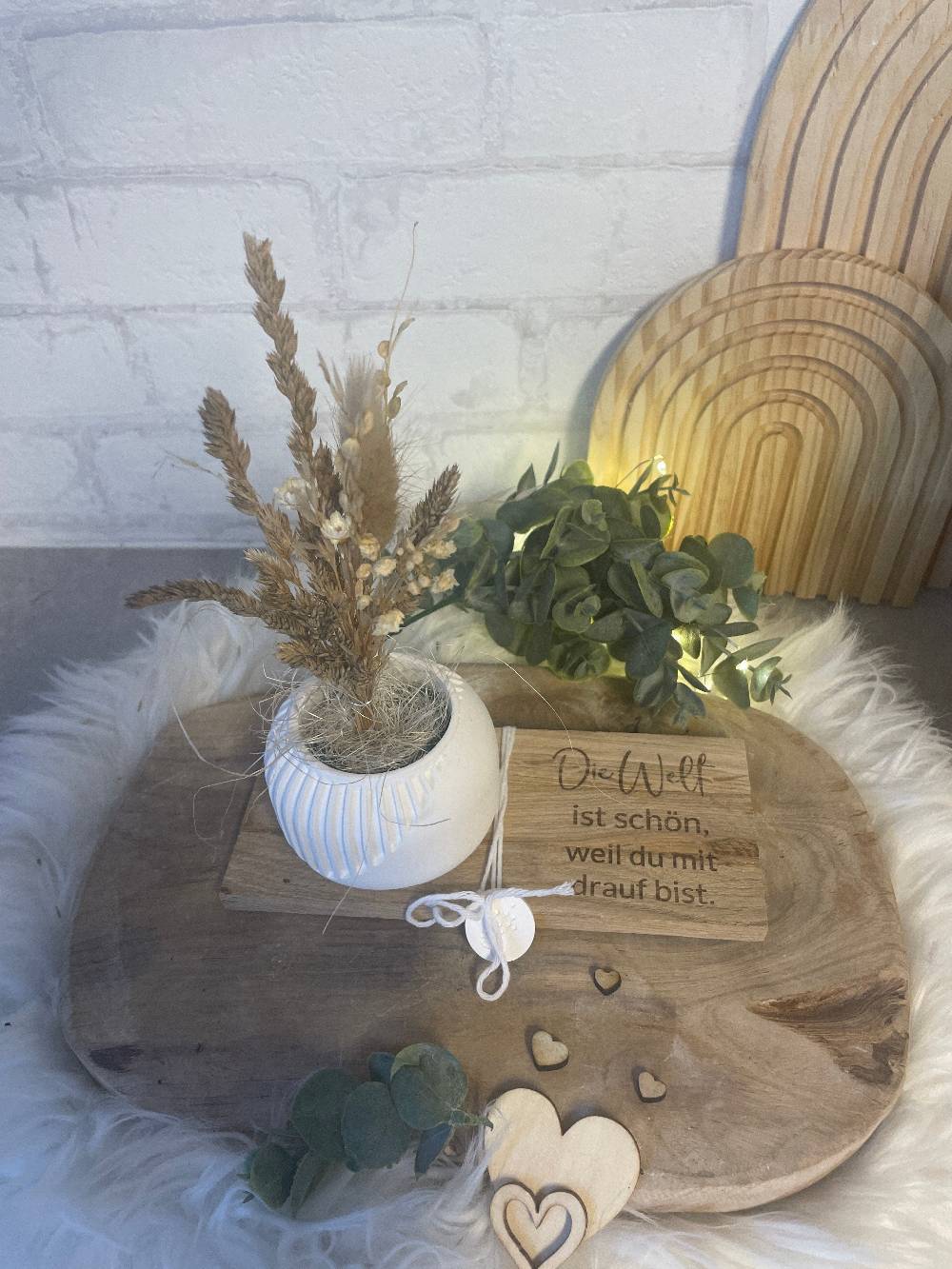 KB Socken Vase mit Trockenblumen auf Holztablett mit Gravur, Geschenk Frau, Geburtstag, Mitbringsel, Geschenke aus Holz im Angebot