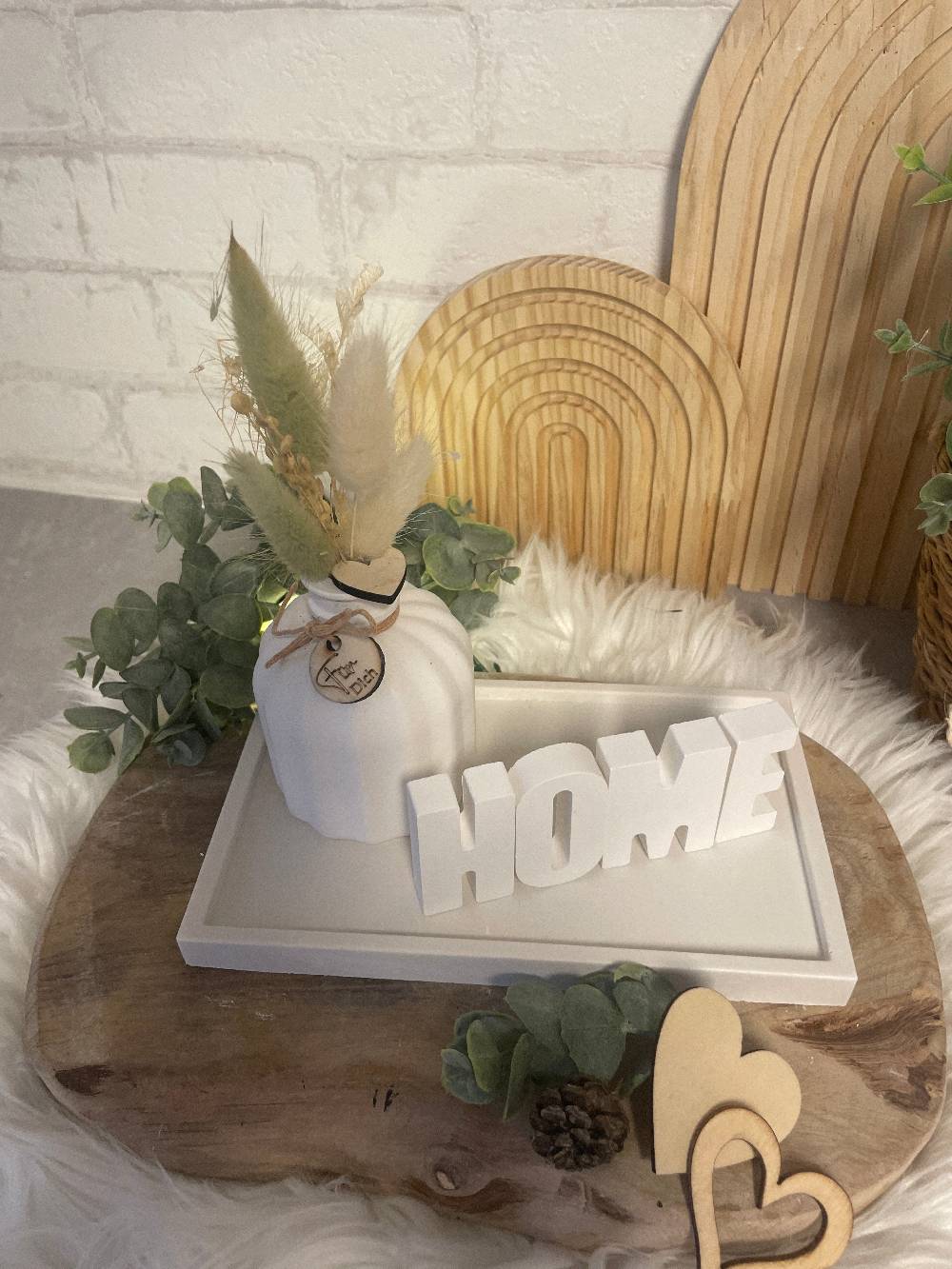 KB Socken Vase mit Trockenblumen auf Tablett mit Schriftzug " Home" Keraflott Formen Wohnakzente, Keramik,Wohndeko, Dekoratives Tablett Sonderangebot