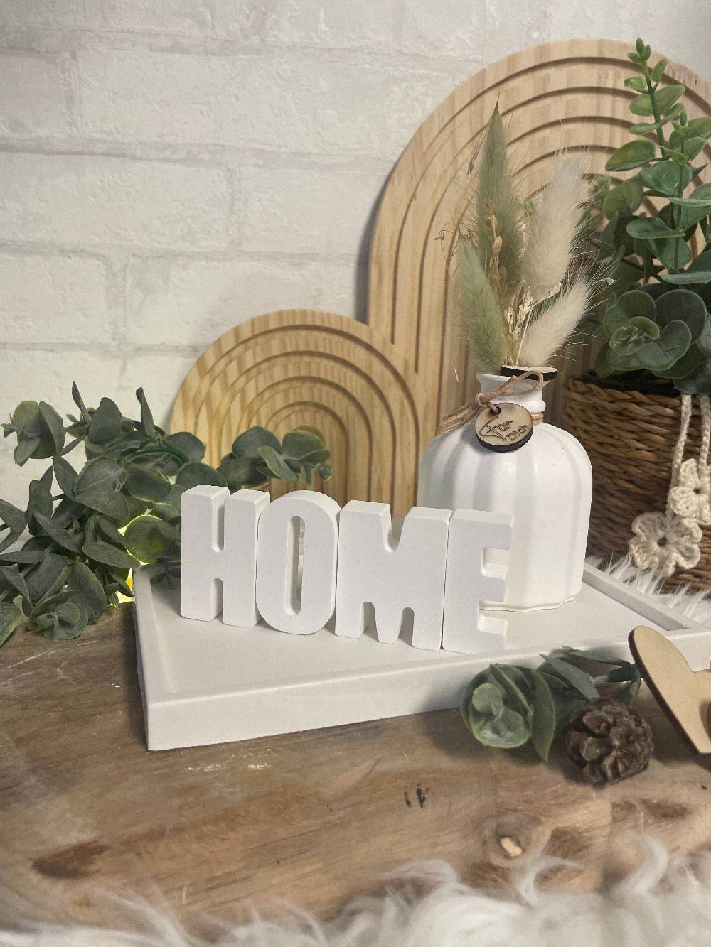KB Socken Vase mit Trockenblumen auf Tablett mit Schriftzug " Home" Keraflott Formen Wohnakzente, Keramik,Wohndeko, Dekoratives Tablett Sonderangebot