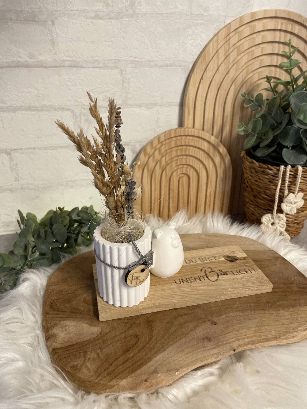 KB Socken Vase mit Bär auf Holztablett, Trockenblumen, Gravur, " Du bist unentbärlich," Geschenk Frau, Mitbringsel, Geschenke aus Holz und Keraflott Preisnachlass