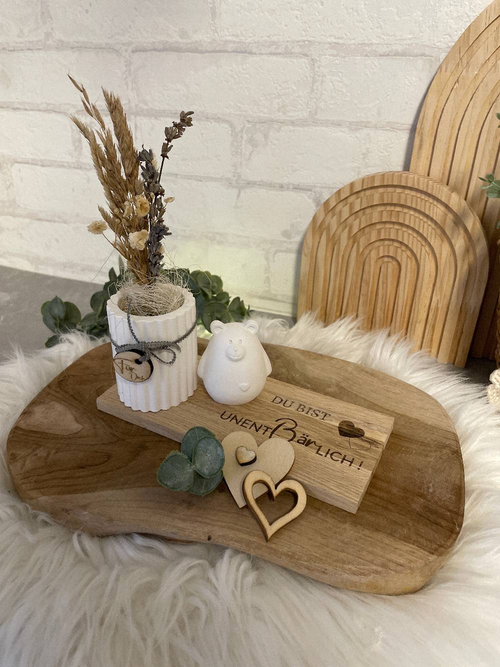 KB Socken Vase mit Bär auf Holztablett, Trockenblumen, Gravur, " Du bist unentbärlich," Geschenk Frau, Mitbringsel, Geschenke aus Holz und Keraflott Preisnachlass