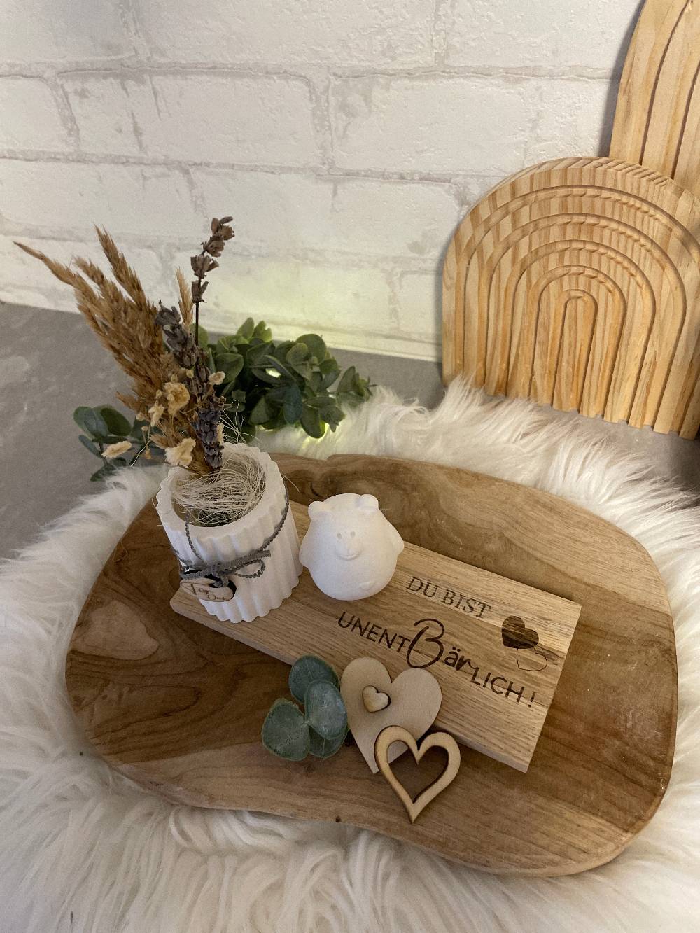 KB Socken Vase mit Bär auf Holztablett, Trockenblumen, Gravur, " Du bist unentbärlich," Geschenk Frau, Mitbringsel, Geschenke aus Holz und Keraflott Preisnachlass