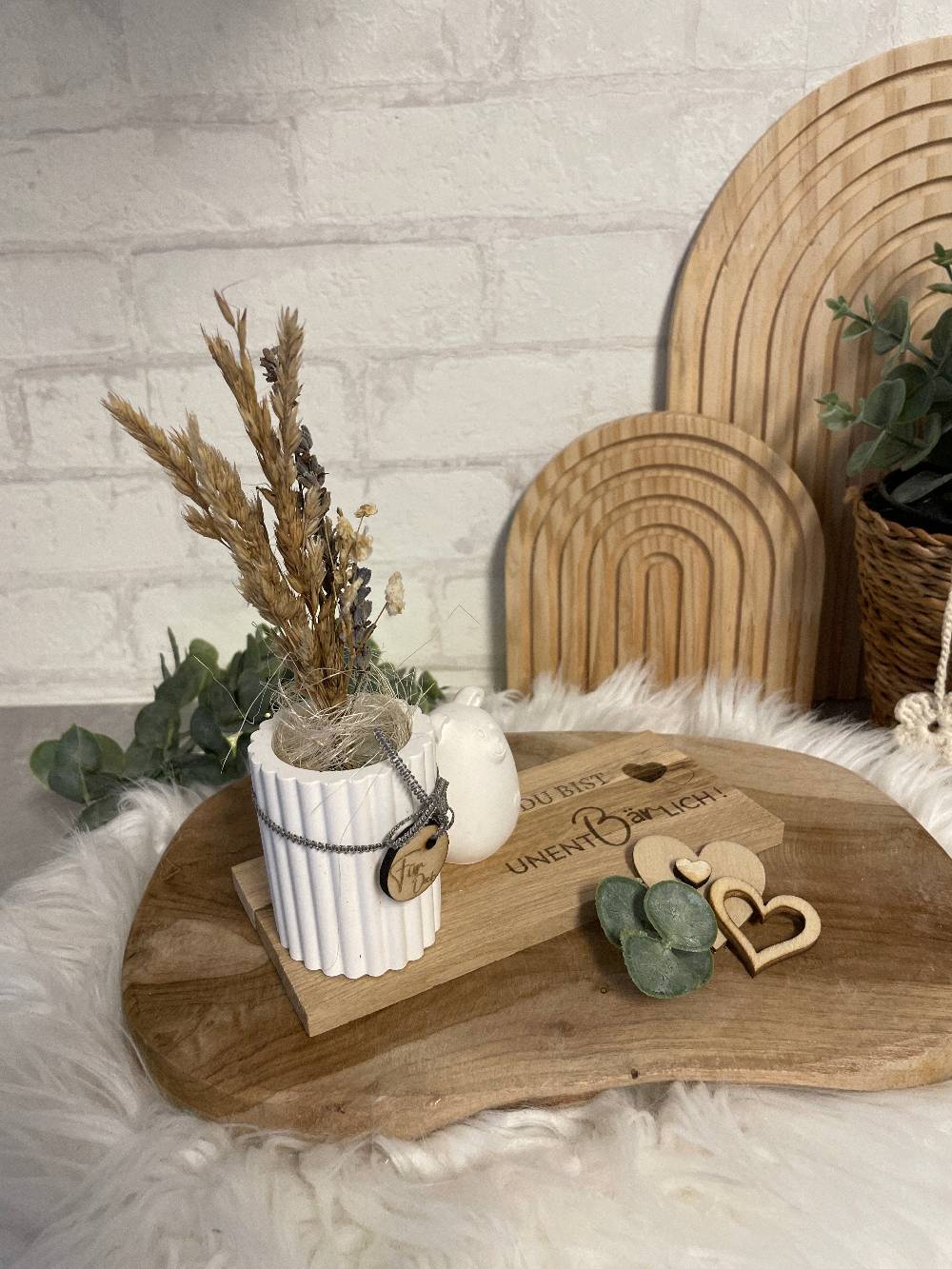 KB Socken Vase mit Bär auf Holztablett, Trockenblumen, Gravur, " Du bist unentbärlich," Geschenk Frau, Mitbringsel, Geschenke aus Holz und Keraflott Preisnachlass