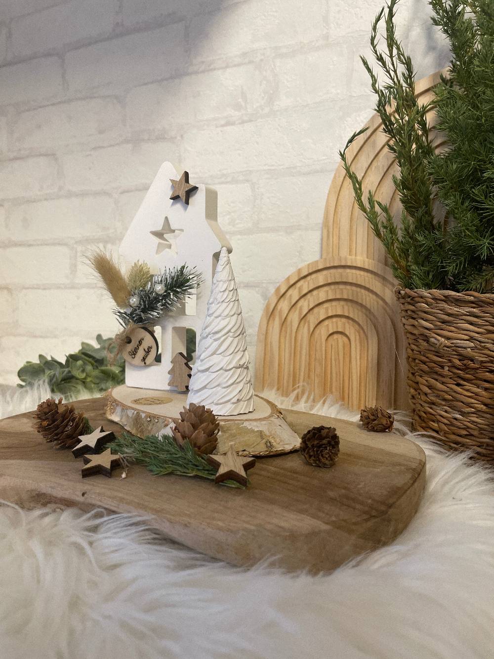 KB Socken Häuschen Deko auf Birkenholzscheibe , Weihnachtsdeko, Advent Deko, Deko Wohnzimmer, Keraflott Deko Weihnachtshaus, Tisch Deko Advent Black Friday