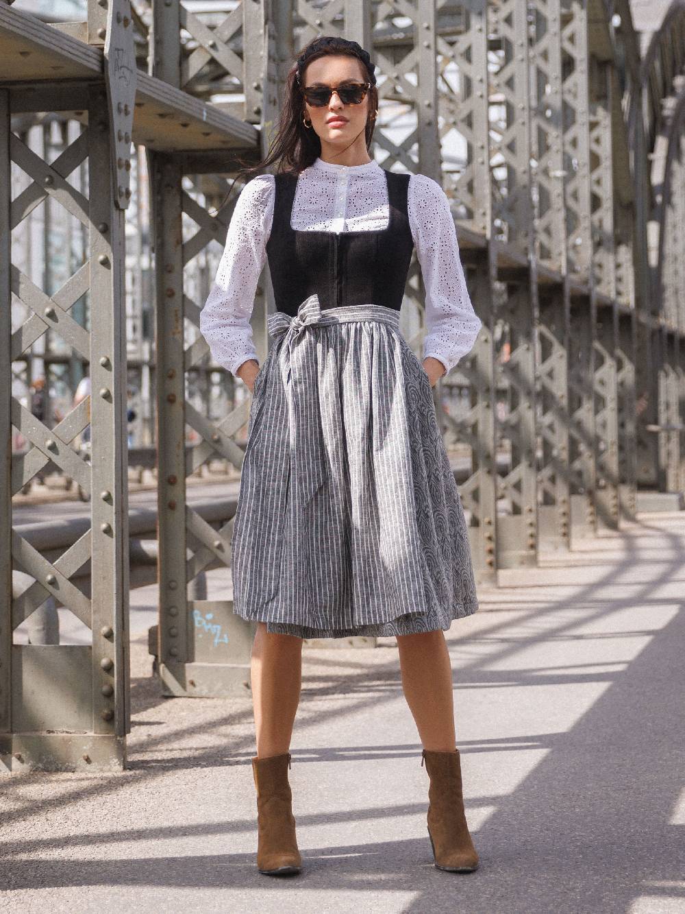 Limberry Schwarzes Dirndl mit Samt-Mieder - KIRA MONACO Letzter Tag