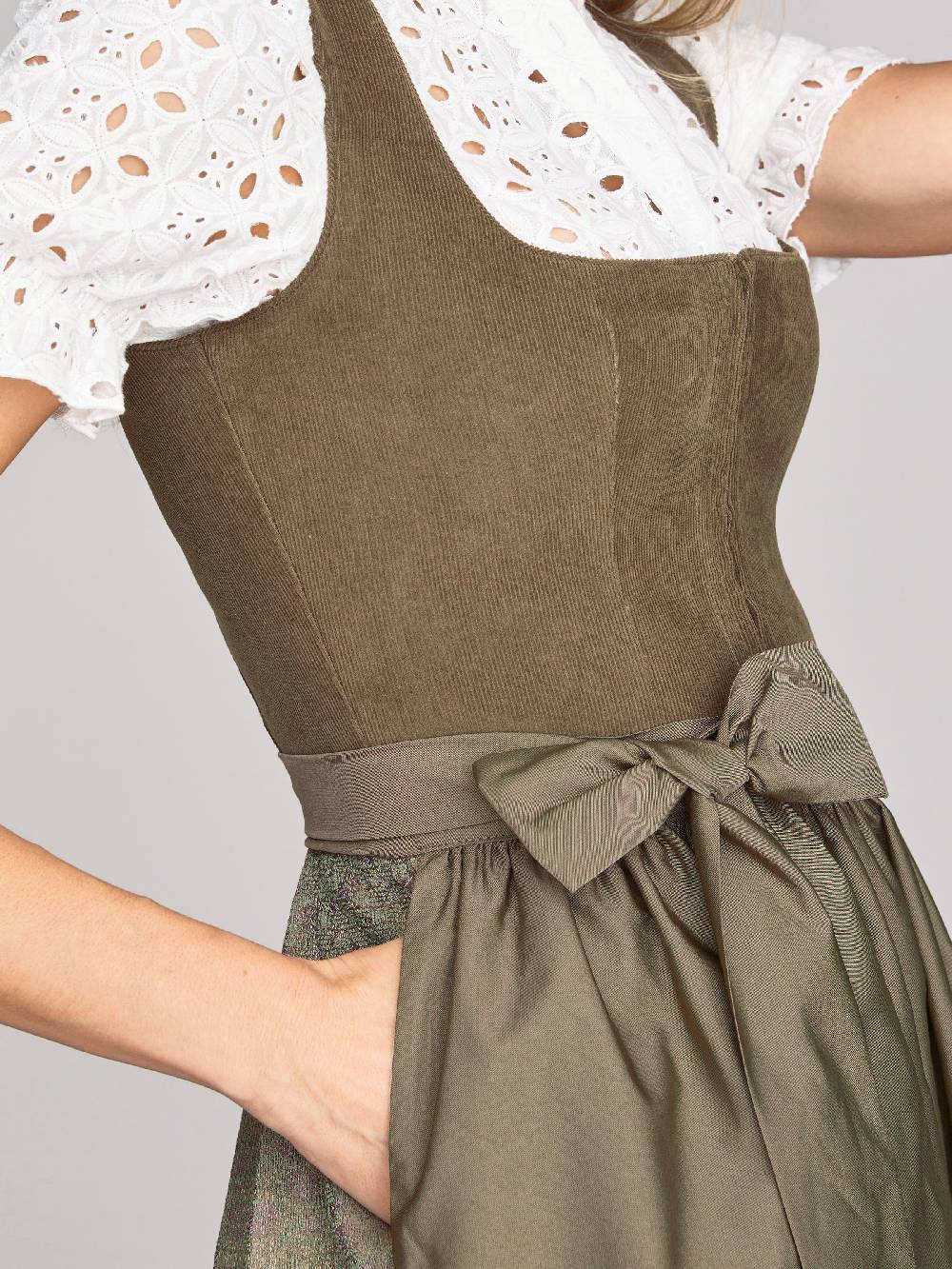 Limberry Dirndl mit Cord-Mieder in Oliv - CAMILLE OLIVE JETZT KAUFEN