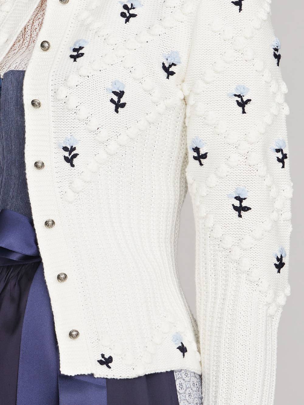 Limberry Cremeweiße Strickjacke mit blauer Blumenstickerei - ROMY Exklusive Angebote