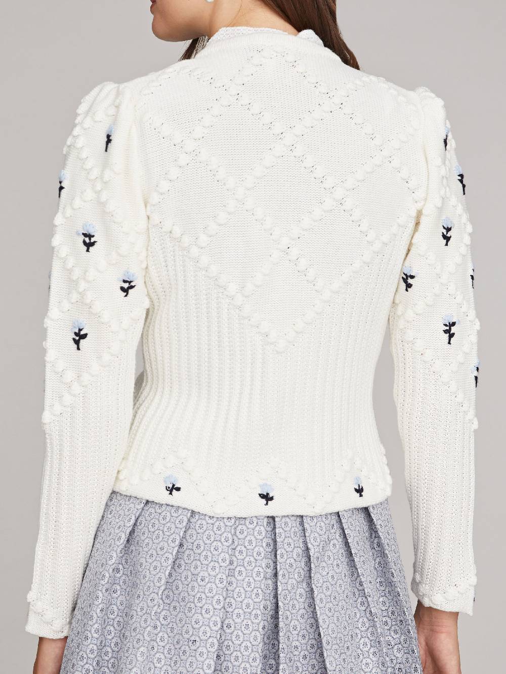 Limberry Cremeweiße Strickjacke mit blauer Blumenstickerei - ROMY Exklusive Angebote