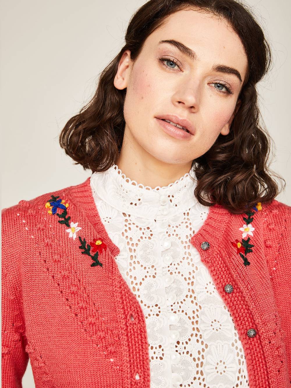 Limberry Strickjacke in Koralle mit Blumenstickerei - THERESA Bis zu 60% Rabatt