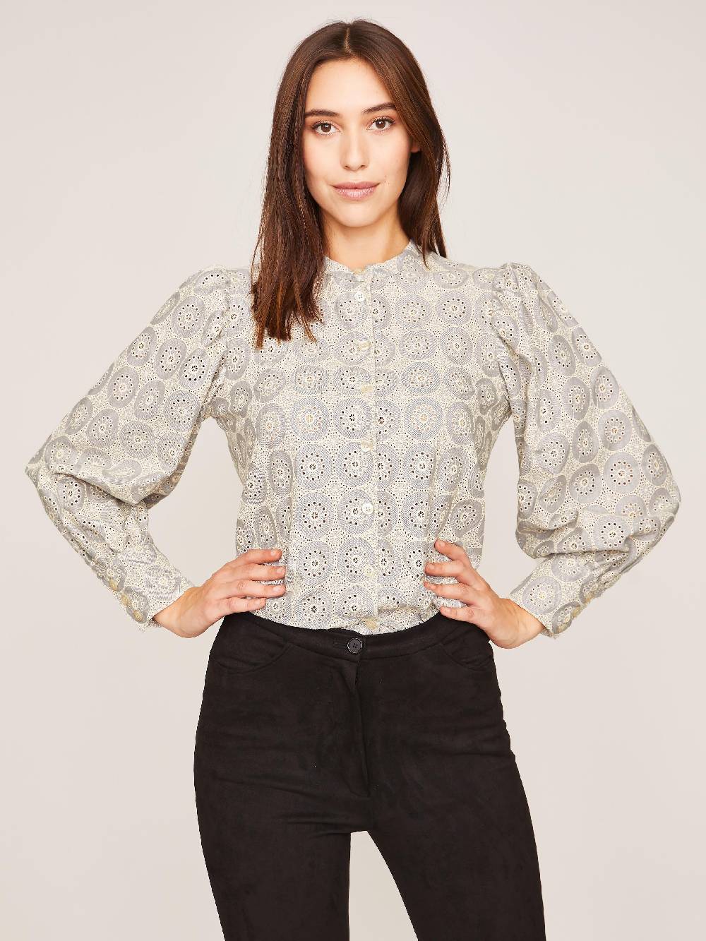 Limberry Hellgraue Bluse mit Stickerei - ADELINE Im Verkauf