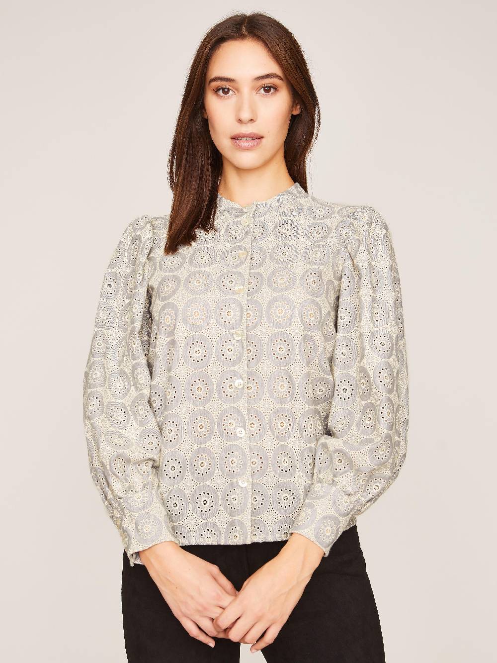 Limberry Hellgraue Bluse mit Stickerei - ADELINE Im Verkauf