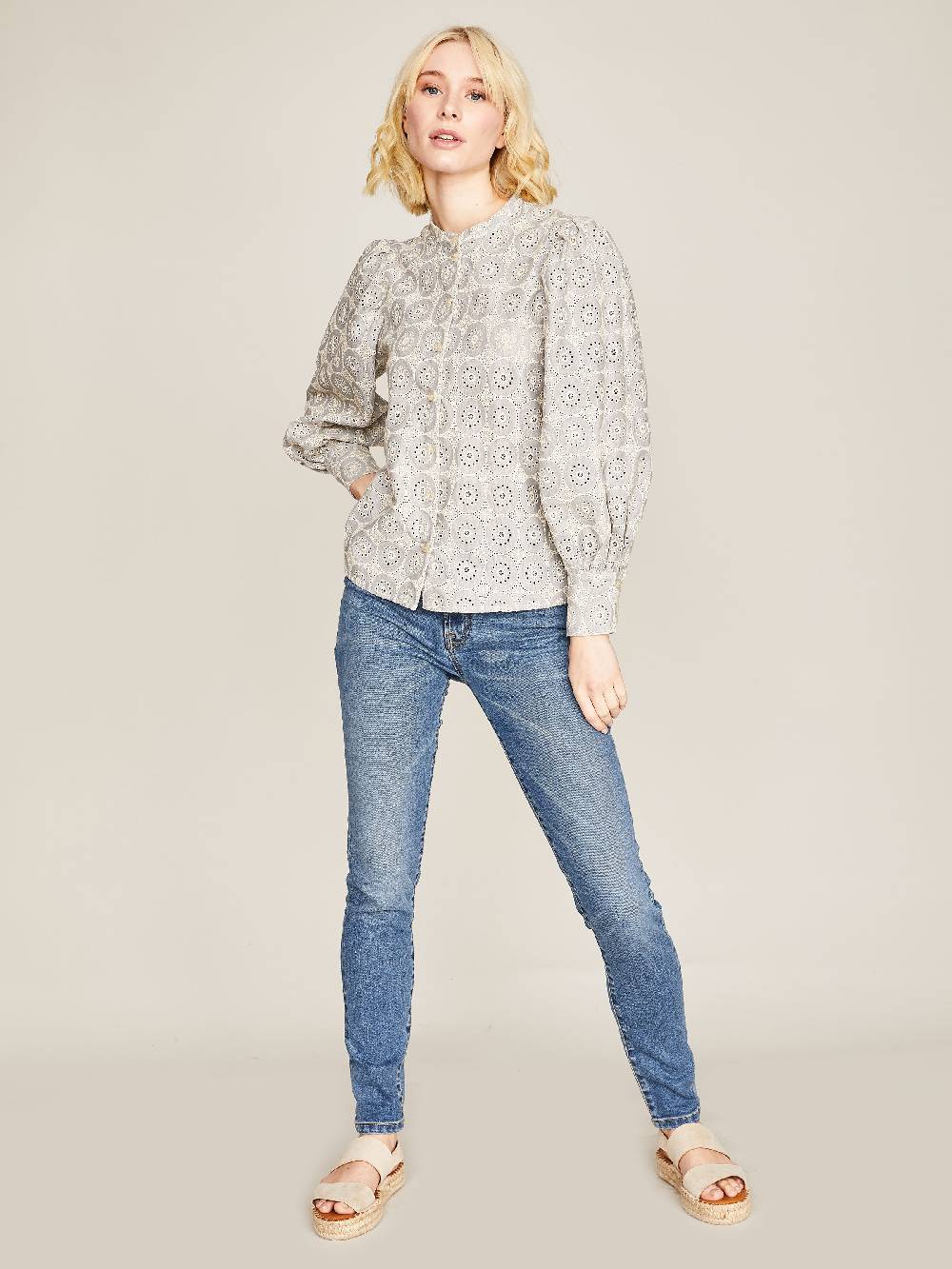 Limberry Hellgraue Bluse mit Stickerei - ADELINE Im Verkauf