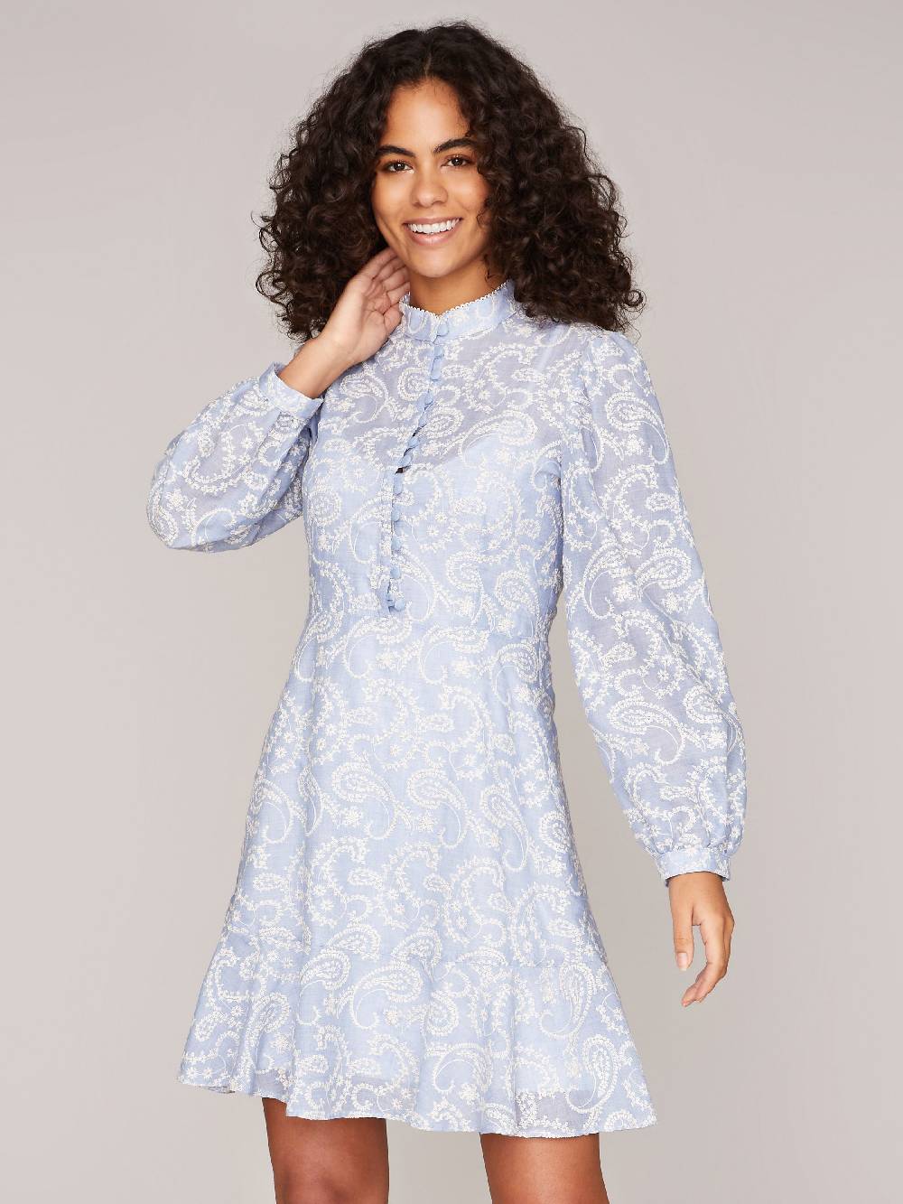 Limberry Blau-Weißes Kleid aus Lochspitze - POPPY Exklusivangebot