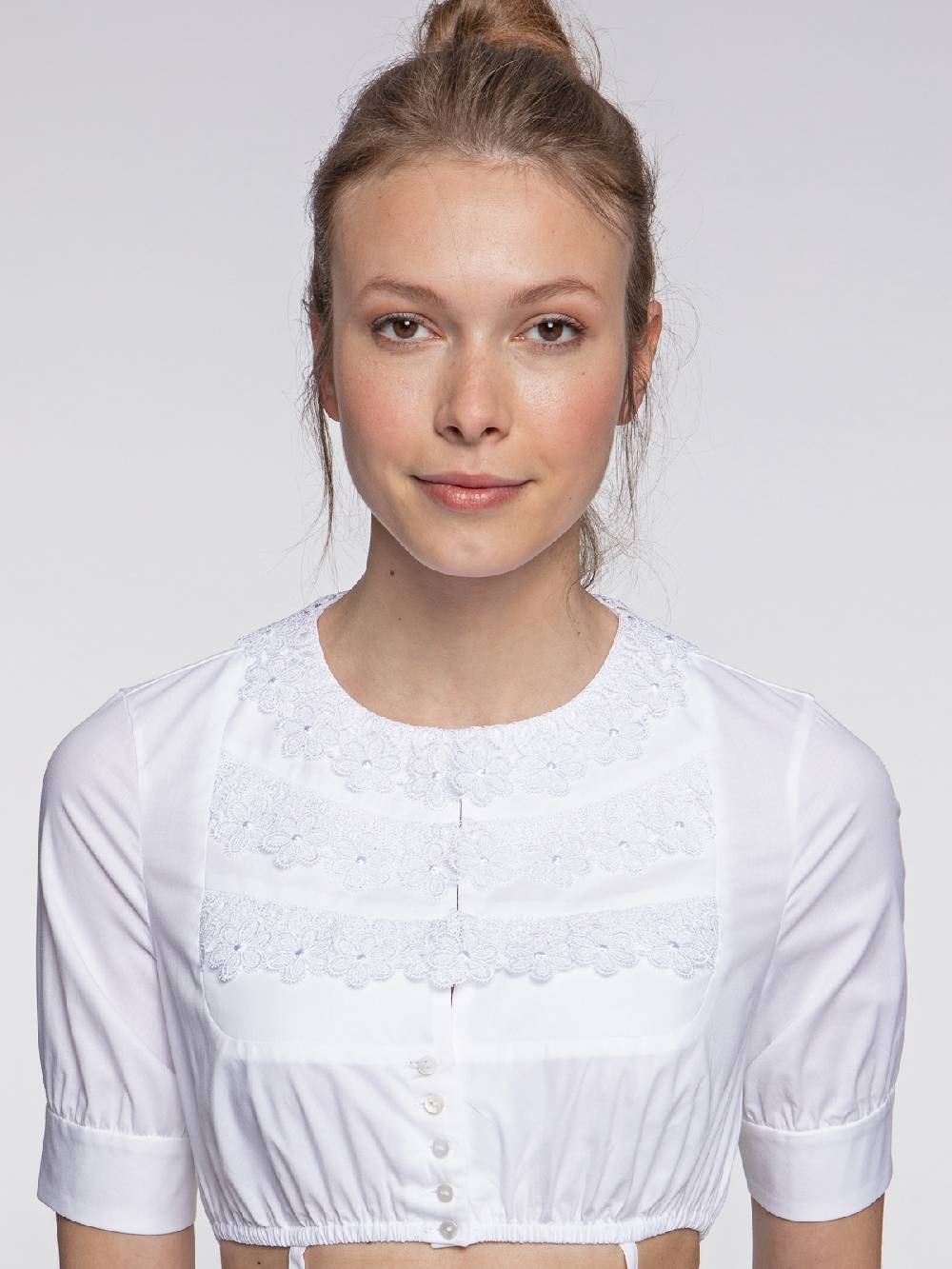 Limberry Weiße Dirndlbluse mit floraler Spitzenapplikation - ALVA Vatertagsangebot