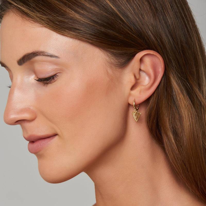 Mosuo Jewellery Dreieck Charm Creolen Sonderangebote