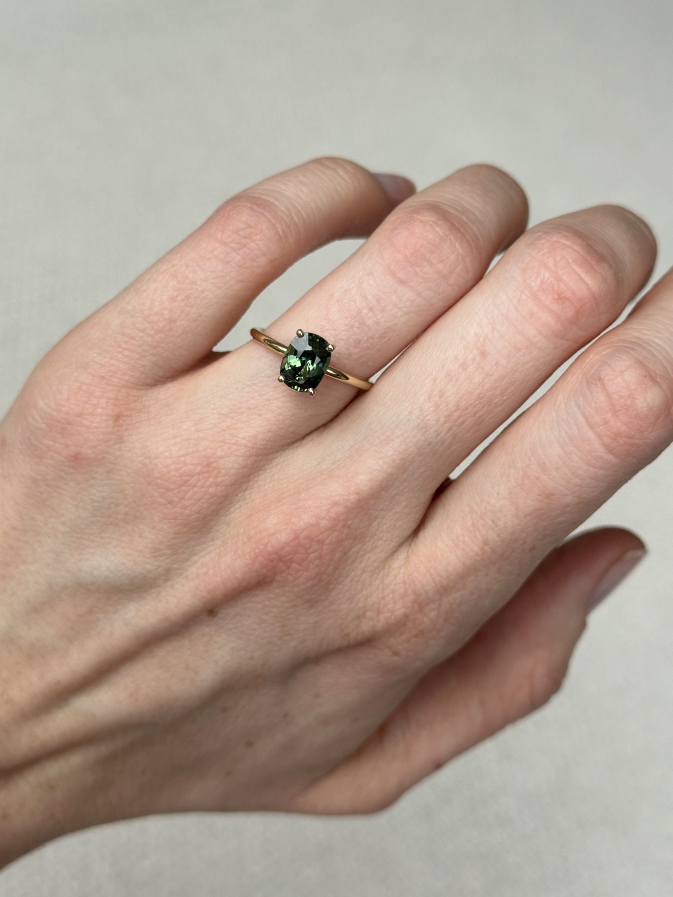 Nina Kastens Oval Green Sapphire Ring Neueste Mode