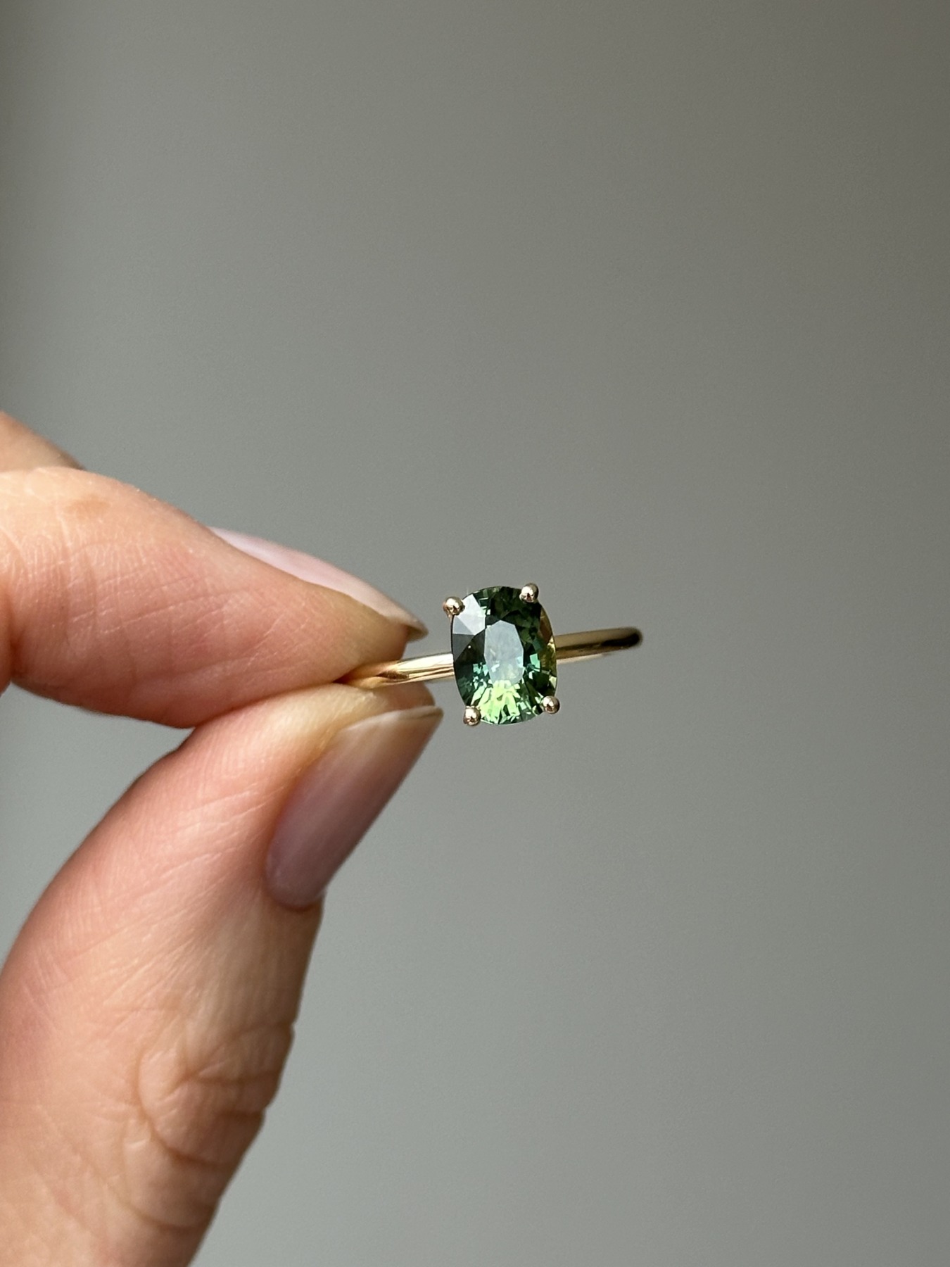 Nina Kastens Oval Green Sapphire Ring Neueste Mode