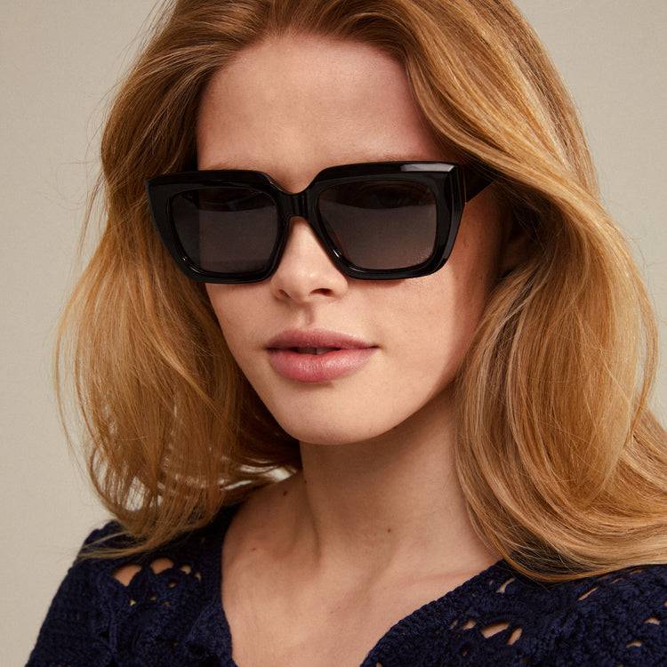 Pilgrim JOGLI Recycelte Sonnenbrille Schwarz/Gold Rabatte dieses Monats