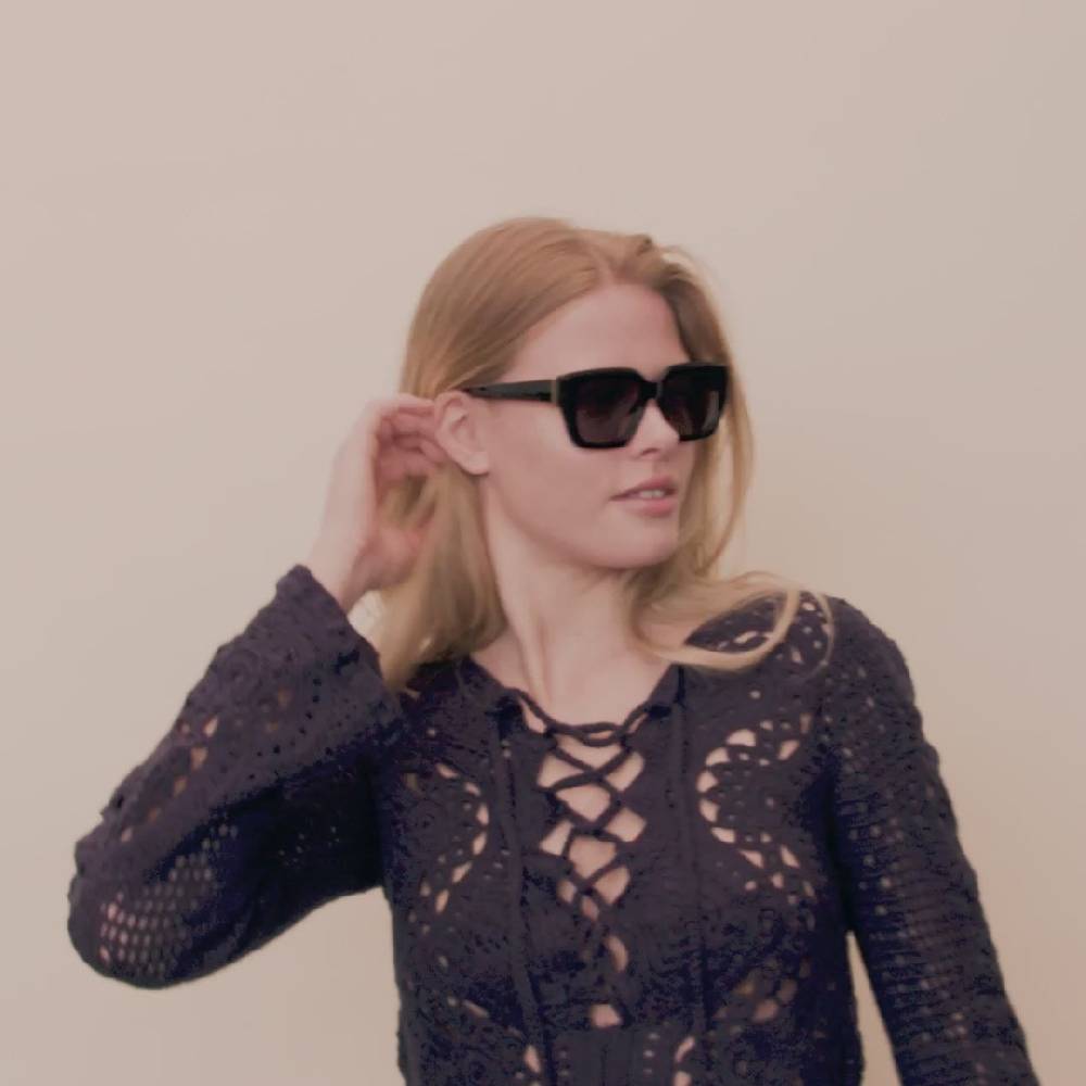 Pilgrim JOGLI Recycelte Sonnenbrille Schwarz/Gold Rabatte dieses Monats