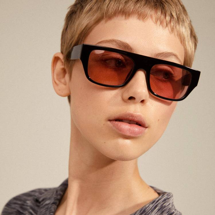 Pilgrim ENIEL Recycelte Sonnenbrille Schwarz/Gold im Angebot