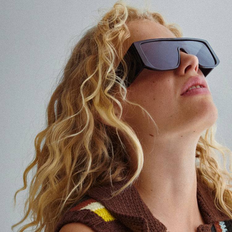 Pilgrim JOHARI Recycelte Sonnenbrille Schwarz Fabrik Onlineshop