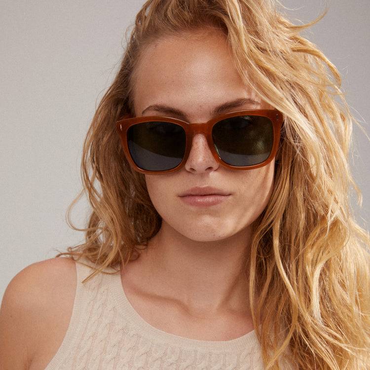 Pilgrim KATYA ikonische Retro-Sonnenbrille karamellbraun Discount Store für neue Produkte