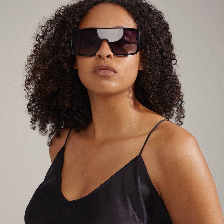Pilgrim OCEANE eckig geformte Shield-Sonnenbrille schwarz 50% Rabatt mit kostenlosem Versand