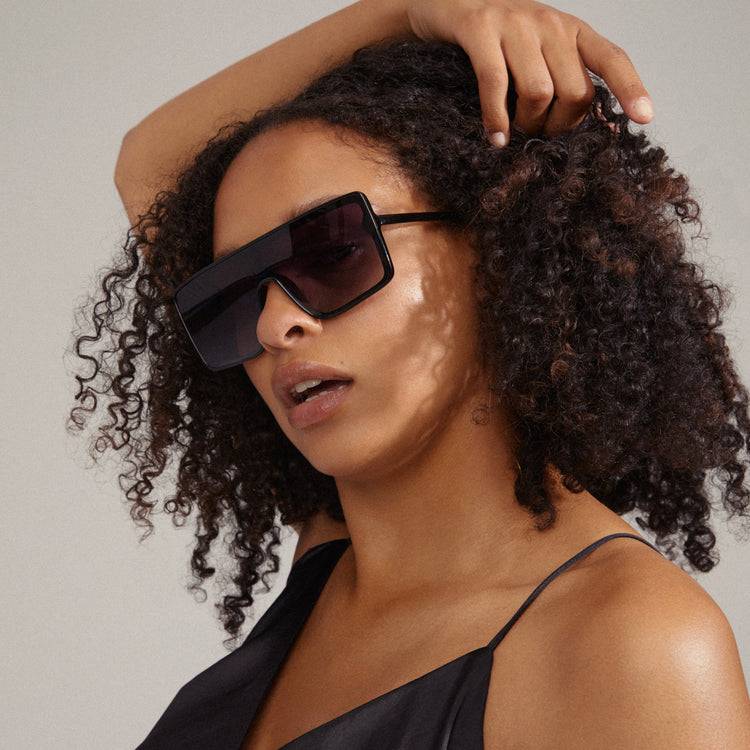 Pilgrim OCEANE eckig geformte Shield-Sonnenbrille schwarz 50% Rabatt mit kostenlosem Versand