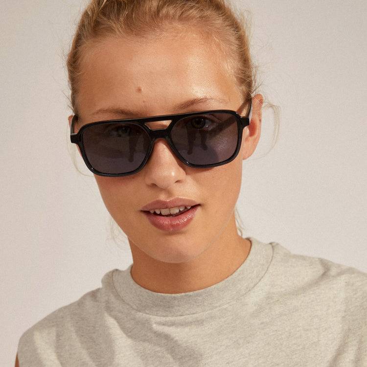 Pilgrim ELODIE recycelte Piloten-Sonnenbrille schwarz Kostenloser Versand international