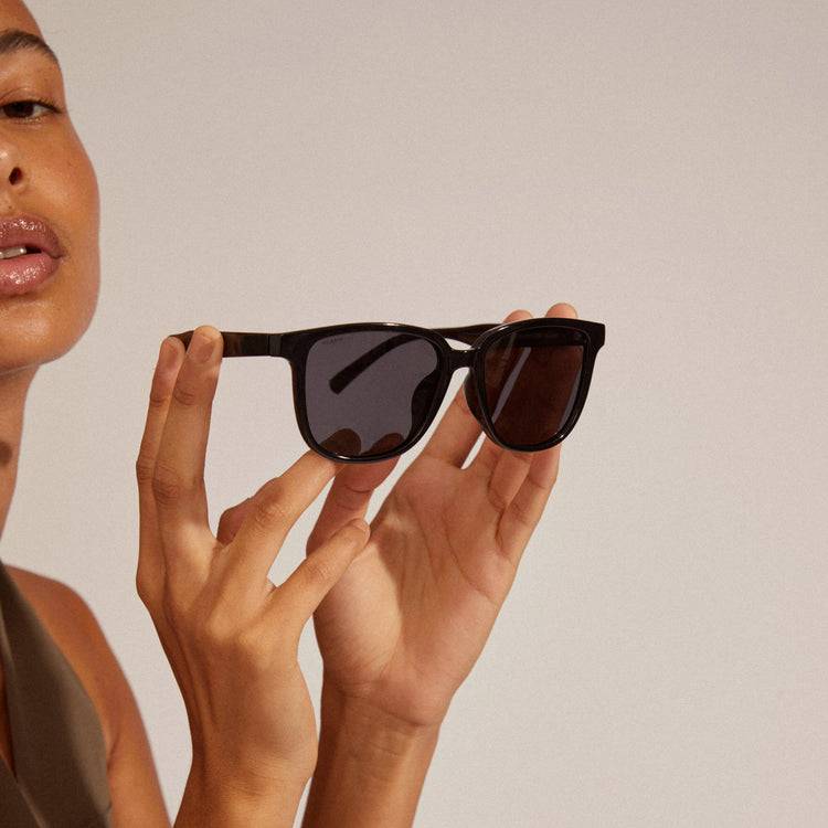 Pilgrim JAMILA recycelte Sonnenbrille schwarz Speichern exportieren