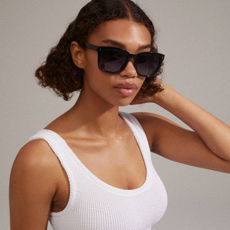 Pilgrim KATYA recycelte ikonische Retro-Sonnenbrille schwarz Black Friday Preise