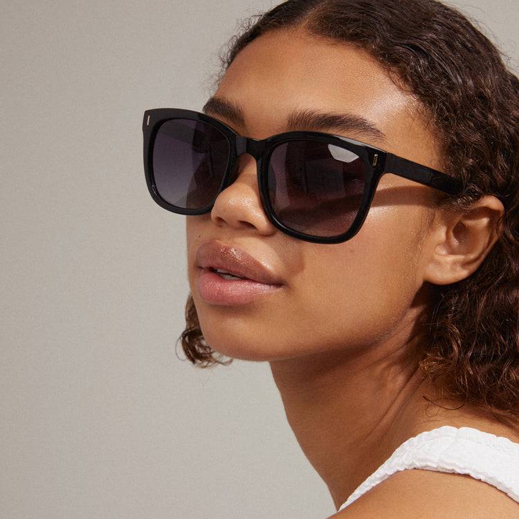 Pilgrim KATYA recycelte ikonische Retro-Sonnenbrille schwarz Black Friday Preise
