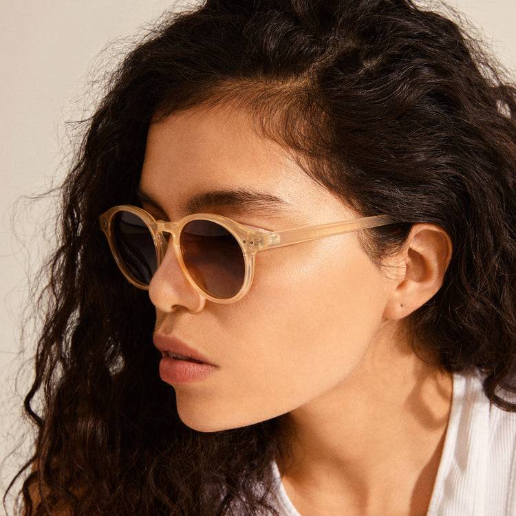 Pilgrim KYRIE klassische runde Sonnenbrille hellbeige Verkauf
