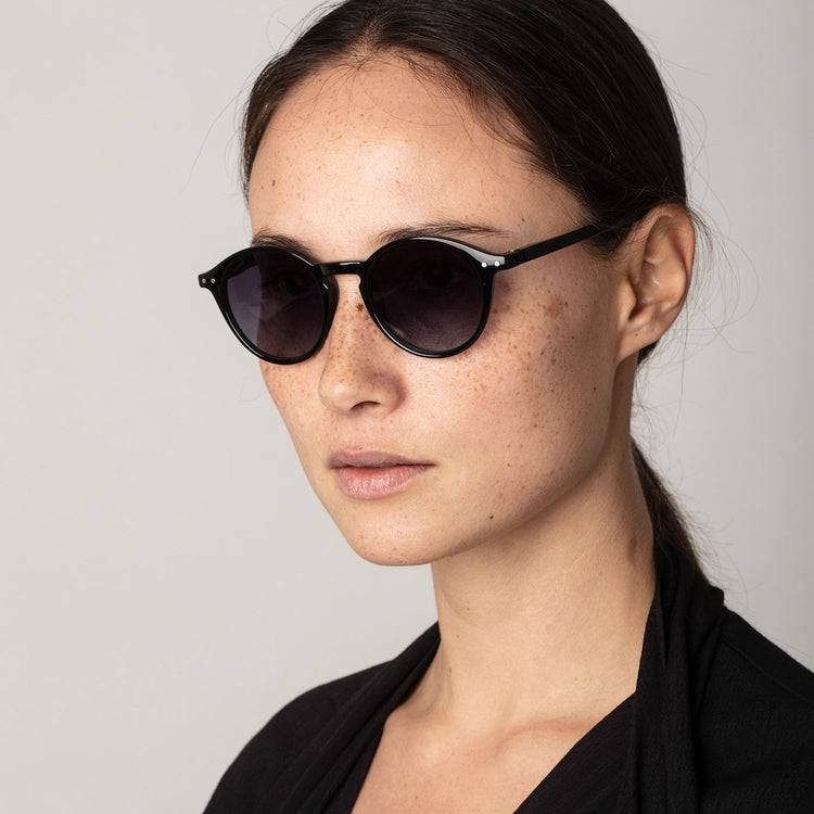 Pilgrim ROXANNE klassische runde Sonnenbrille, schwarz Räumungsverkauf