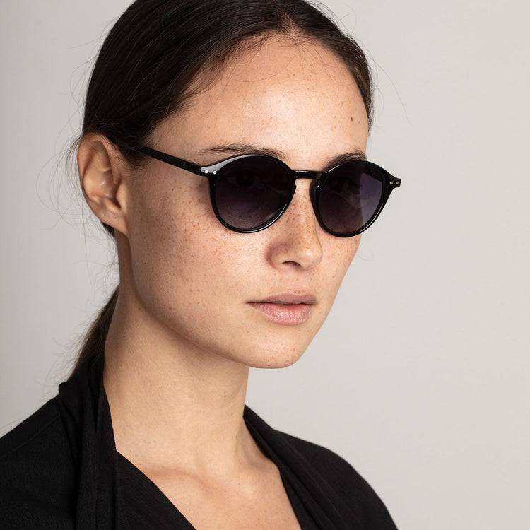 Pilgrim ROXANNE klassische runde Sonnenbrille, schwarz Räumungsverkauf