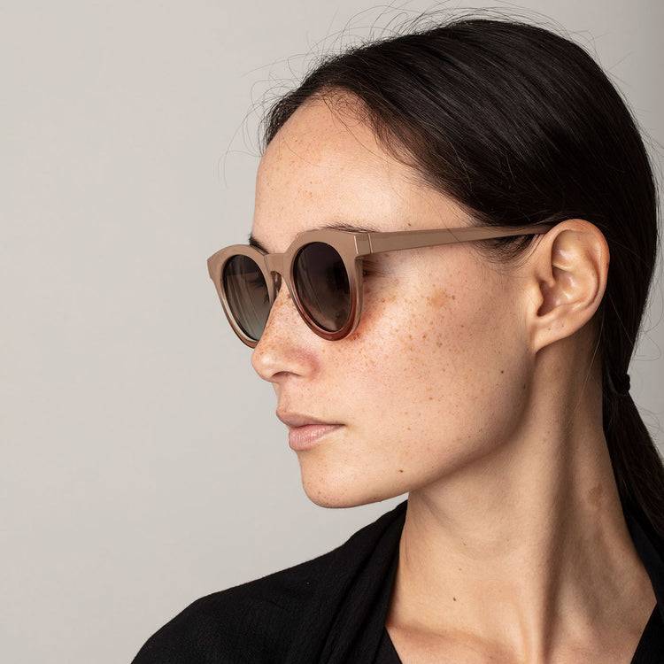 Pilgrim TAMARA Sonnenbrille, braun/beige Kauf eins, bekomm eins gratis
