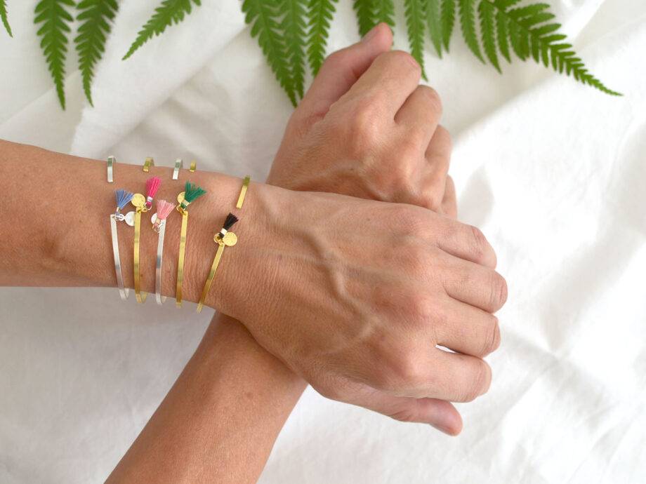 Renna Deluxe Armreif in Gold, Goldarmreif mit niedlicher Tassel im Boho-Stil Tägliche Deals