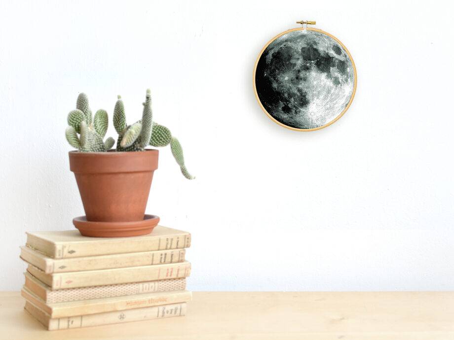 Renna Deluxe MOND _ Bild im Stickrahmen Super Rabatt