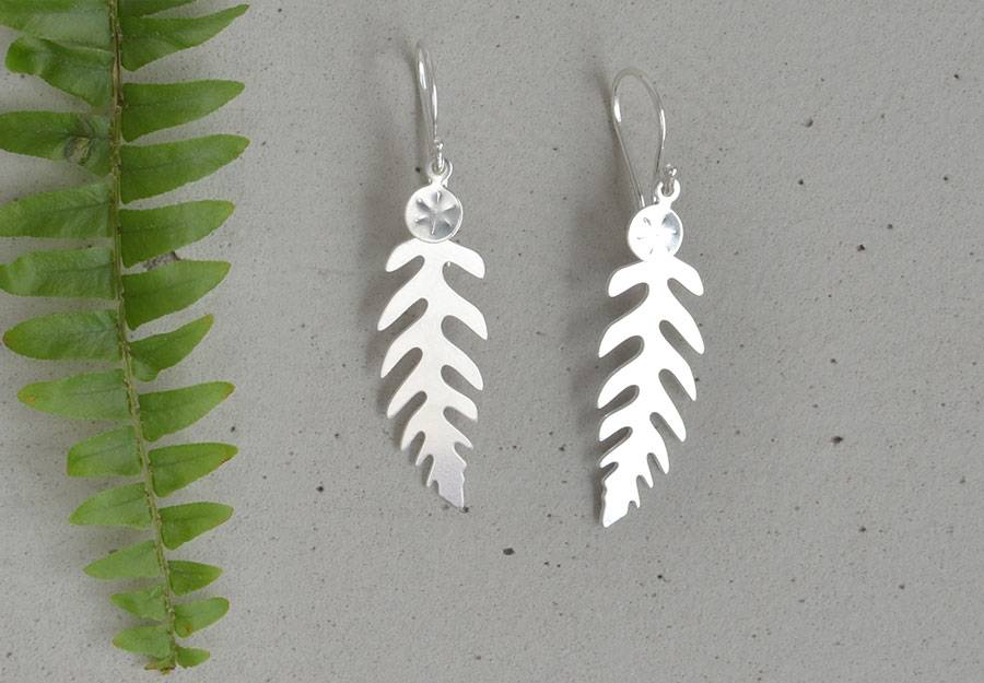 Renna Deluxe Ohrhänger mit Farnblatt in Silber Exklusivangebot