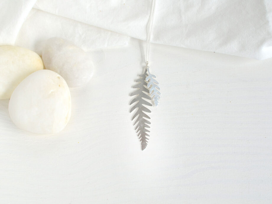 Renna Deluxe Lange Kette mit Farn Blätter in Silber JETZT KAUFEN