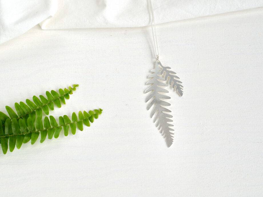 Renna Deluxe Lange Kette mit Farn Blätter in Silber JETZT KAUFEN